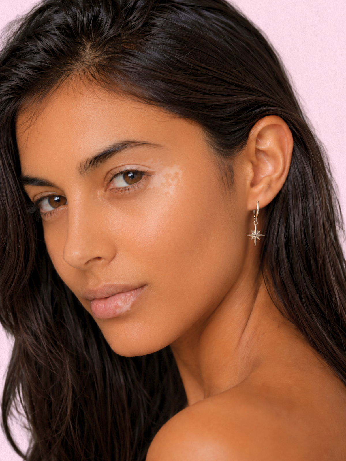 Stella Hoops purtată – fotografie pe model | Sanni