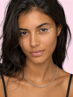 Nola Chain purtată – fotografie pe model | Sanni